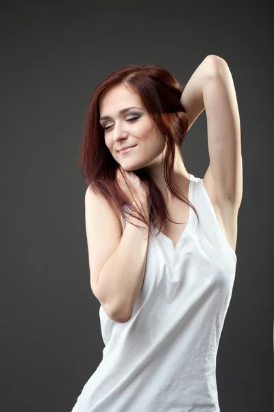 Sexy jonge vrouw in witte tank boven glimlach — Stockfoto