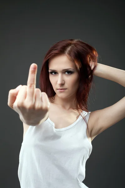 Öfke genç kadın atlet ile fuck işareti — Stok fotoğraf