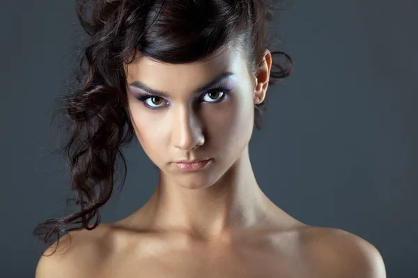 Atraktivní mladá brunetka žena portrét — Stock fotografie