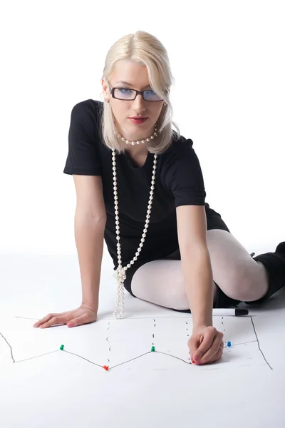Business blond kvinna pin punkt på Graf — Stockfoto