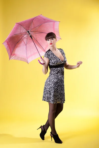 Mulher sexy com rosa guarda-chuva pinup estilo — Fotografia de Stock