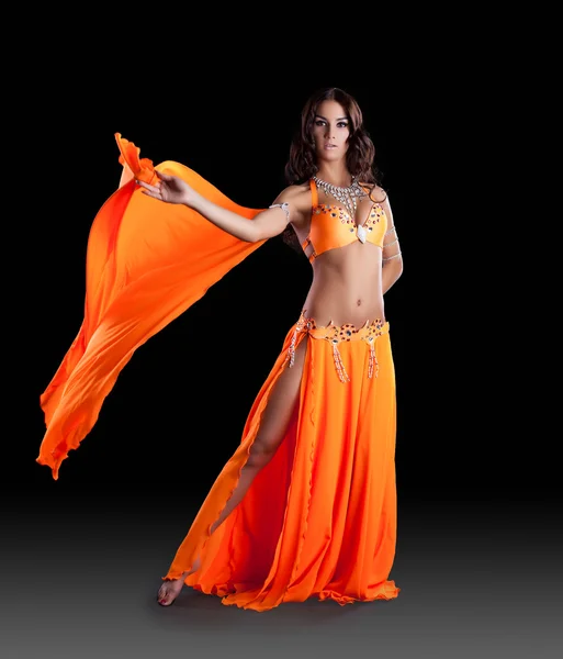 Східна танцівниця в помаранчевій сукні — стокове фото