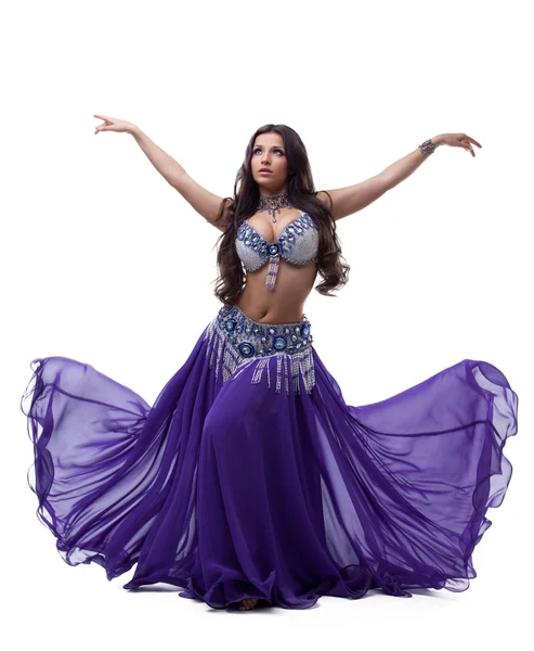 Східна танцівниця в фіолетовій сукні — стокове фото