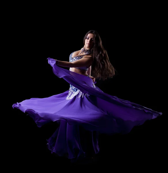 Morena jovem dançando dança oriental — Fotografia de Stock