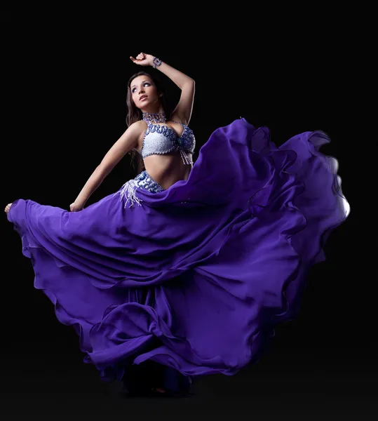 Mujer joven bailando danza oriental — Foto de Stock