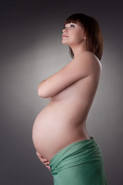 Muito grávida jovem mulher — Fotografia de Stock