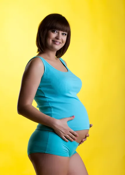 Jolie jeune femme enceinte souriante — Photo