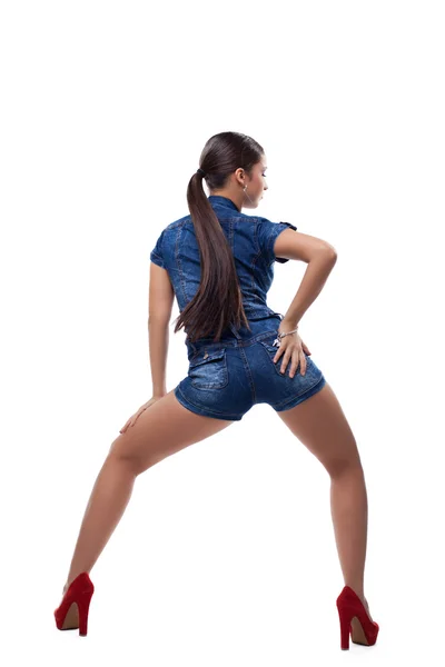 Sexy jovem mulher em jeans macacão — Fotografia de Stock