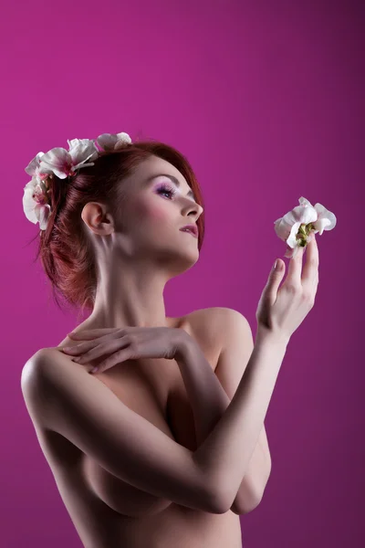 Nude young woman with flowers — Stock Photo, Image