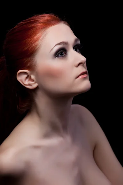 Schöne junge Frau mit roten Haaren — Stockfoto