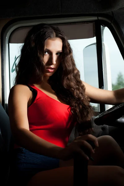 Sexig brunett kvinna sitter i bil — Stockfoto