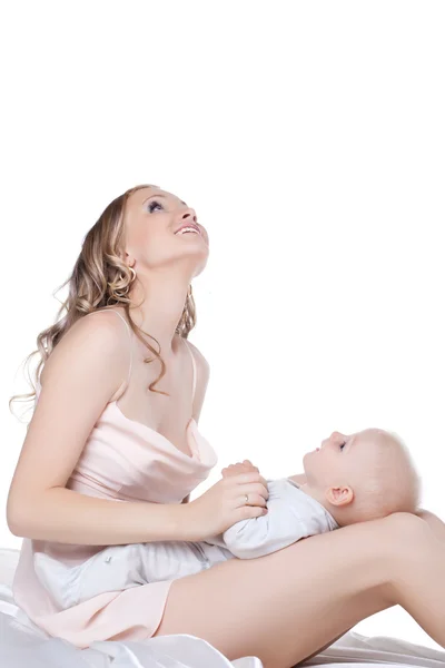 Glückliche Mutter spielt mit Baby. — Stockfoto