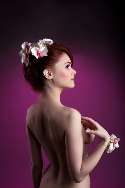 Όμορφο γυμνό κοκκινομάλλης γυναίκα με λουλούδια — Φωτογραφία Αρχείου