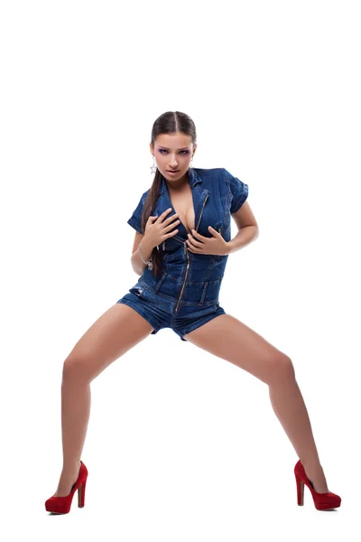 Сексуальна брюнетка молода жінка в джинсовому комбінезоні — стокове фото