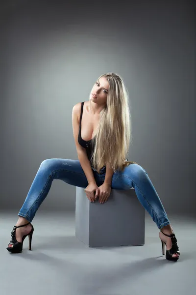 Красивая девушка в джинсах — стоковое фото