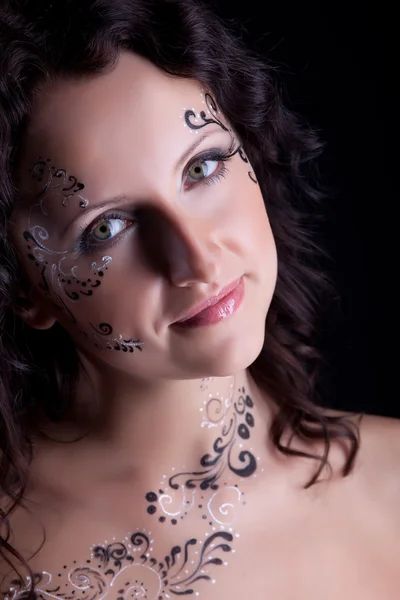 Brunett kvinna med konst makeup — Stockfoto