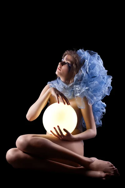 Mulher bonita segurando lâmpada de luz — Fotografia de Stock