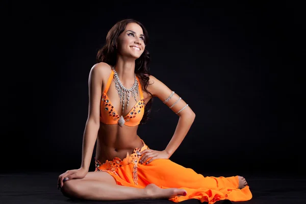 Ballerino orientale sorridente in costume arancione — Foto Stock
