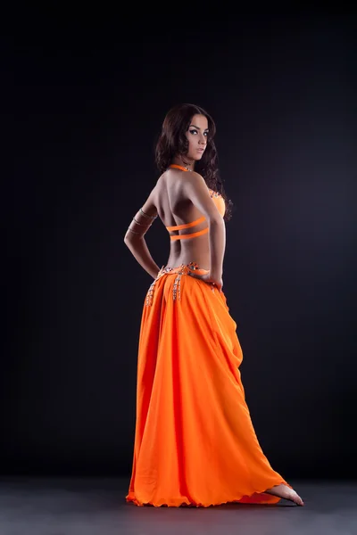 Vackra orientaliska dansare med långt hår — Stockfoto