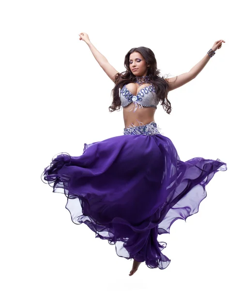 Oriëntaalse danseres in paarse kostuum — Stockfoto