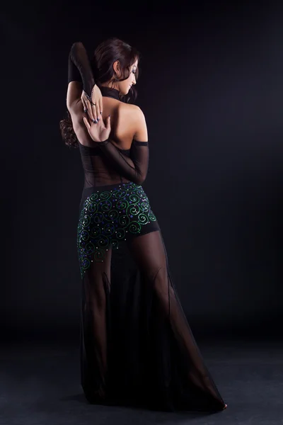 Prachtige oriëntaalse danseres in jurk — Stockfoto