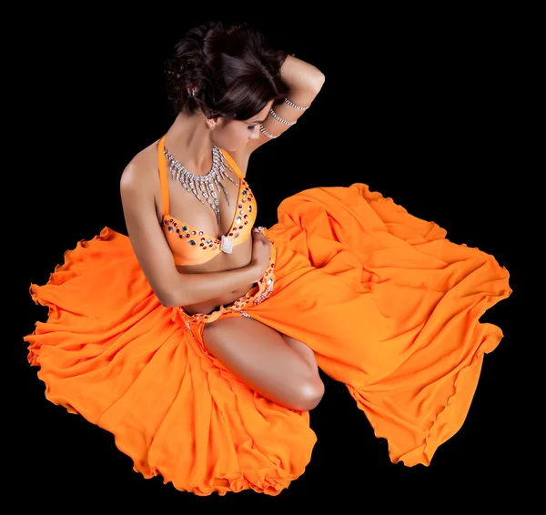 Dançarino oriental sexy em traje laranja — Fotografia de Stock