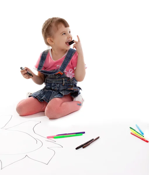 Счастливая девушка рисует маркеров на полу — стоковое фото