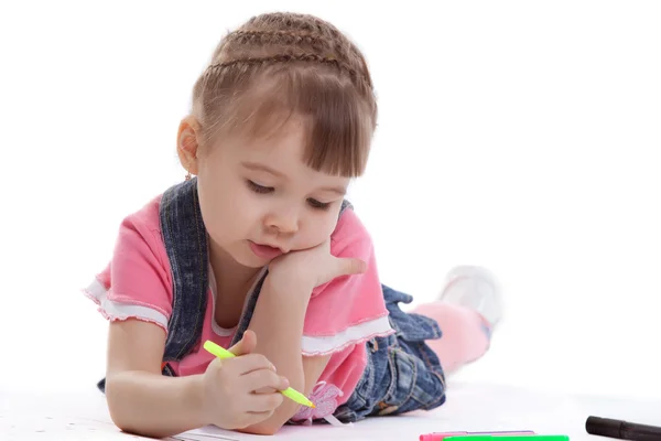 Kleines Mädchen zeichnet auf dem Boden — Stockfoto
