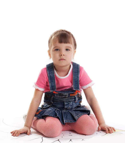 Kleines Mädchen auf dem Boden sitzend — Stockfoto
