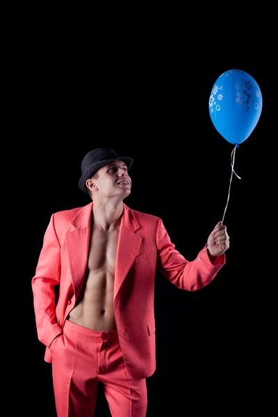 青い風船を持つ赤いスーツを着た男 — ストック写真