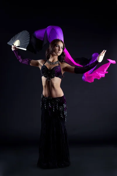 Brunette jonge vrouw oriëntaalse dans dansen — Stockfoto
