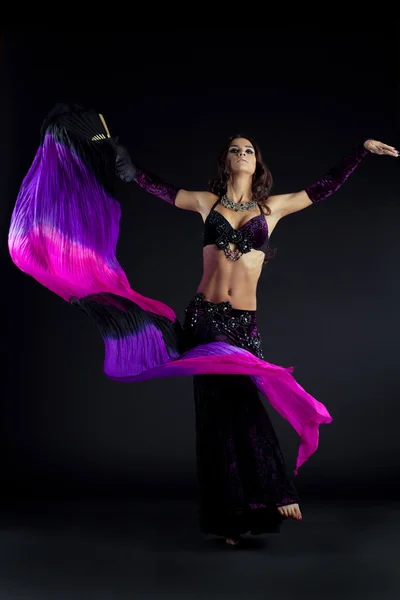 Mulher bonita dançando dança oriental — Fotografia de Stock