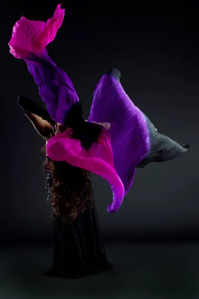 Mulher bonita dançando dança oriental — Fotografia de Stock