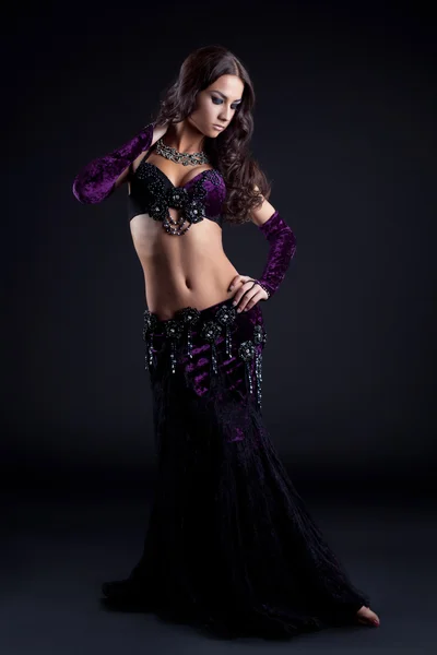 Vackra orientaliska dansare med långt hår — Stockfoto