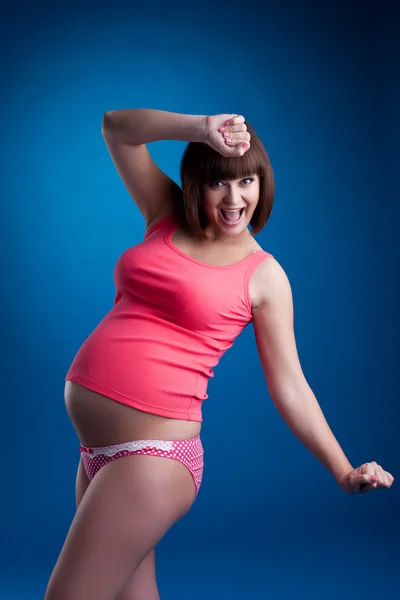 Lachende zwangere brunette jonge vrouw — Stockfoto