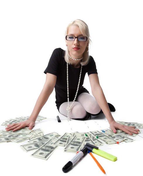 Счастливая блондинка-деловая женщина с кучей денег — стоковое фото