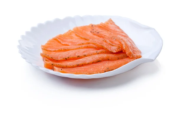 Szeletelt vörös hal tányéron — Stock Fotó