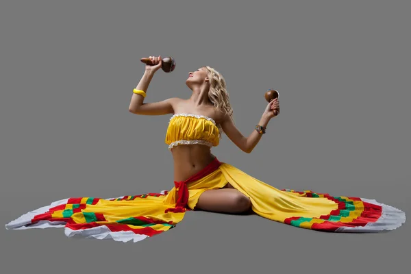 Сексуальный танцор в мексиканском костюме — стоковое фото