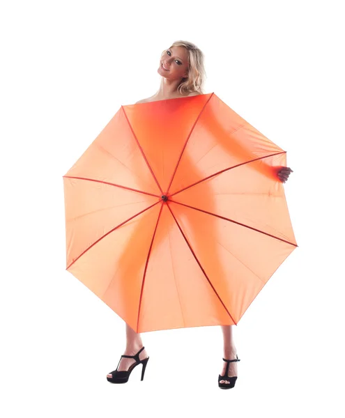 Улыбающаяся молодая женщина с зонтиком — стоковое фото