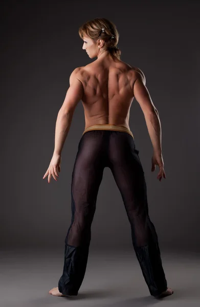 Tunga kropp builder kvinna stående poserar topless — Stockfoto