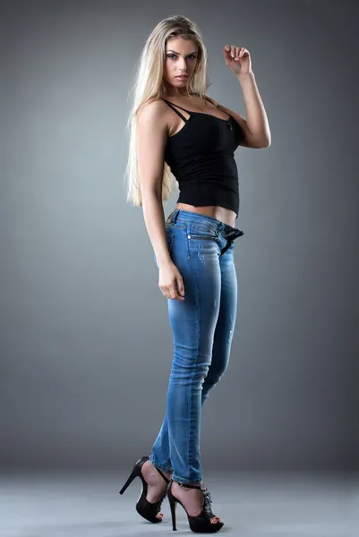 Sexy Mulher bonita posando em jeans — Fotografia de Stock