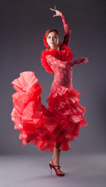 Vrouw flamencodanseres in rood kostuum — Stockfoto