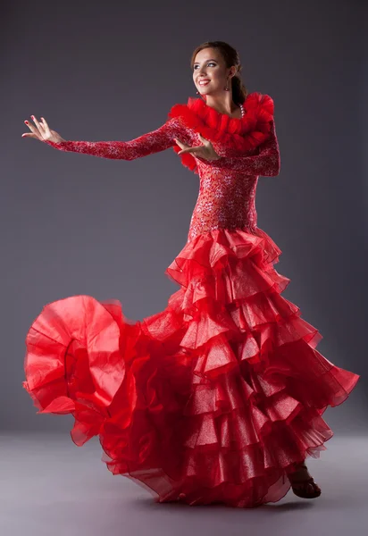 Fiatal nő flamenco táncos, pózol, piros — Stock Fotó