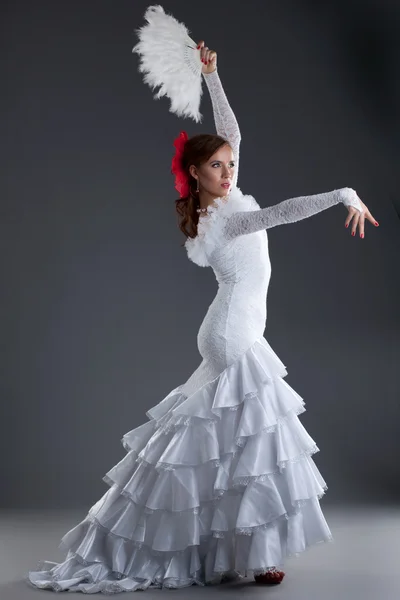 Молодая женщина в белом платье исполняет фламенко — стоковое фото