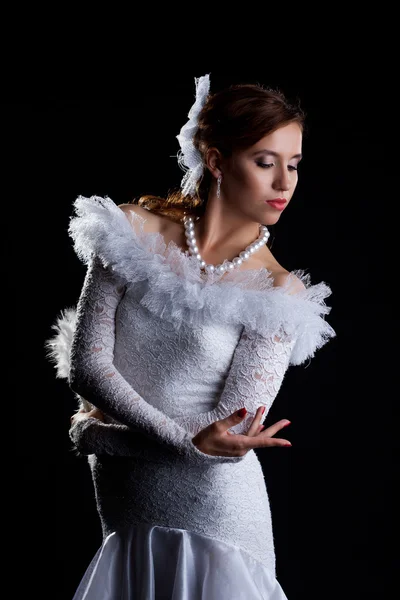 Mooie vrouw portret in witte flamenco kostuum — Stockfoto