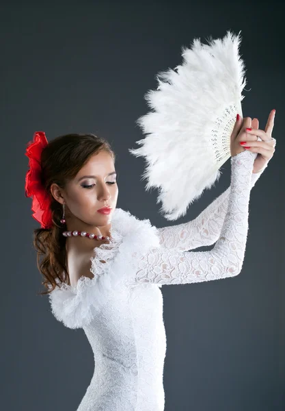 Kvinna poserar i flamenco vit kostym — Stockfoto