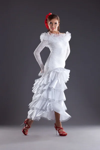 Jeune femme dansant en costume de flamenco blanc — Photo