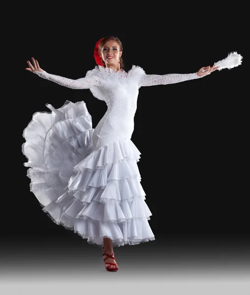 Ung kvinna visar vita flamenco kostym — Stockfoto