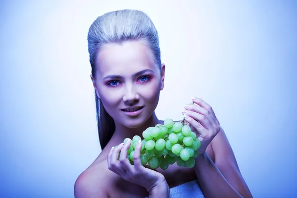 Frozen woman take grapes — Stock Photo, Image