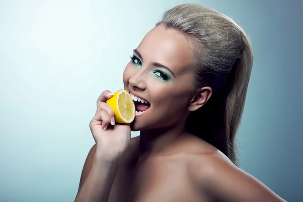 Sexy girl smile and taste lemon — Stock Photo, Image